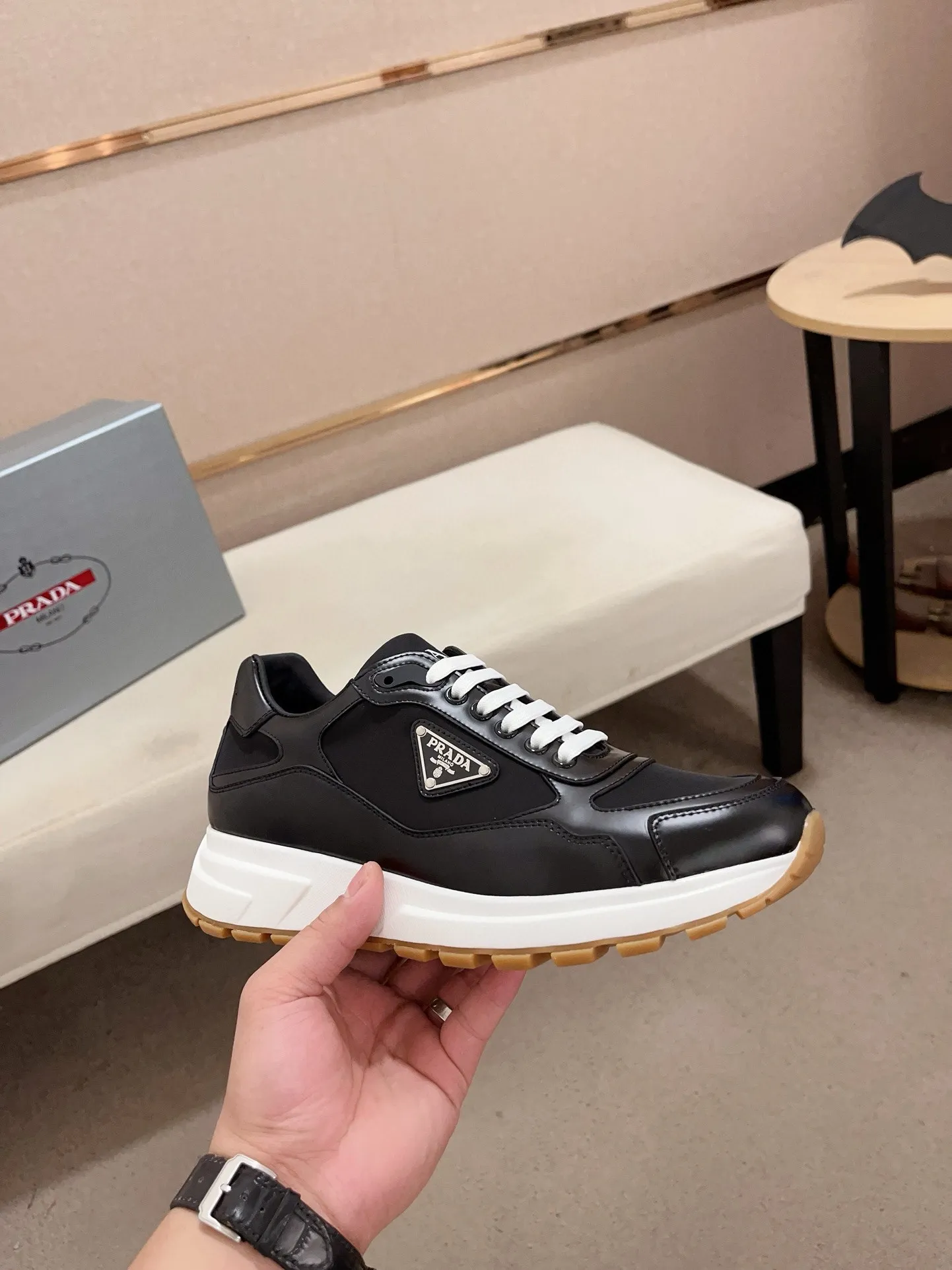 Men's Men's Shoes 💰 580💰 ✔️✔️✔️High-quality new PRADA (Prada) counters are launched simultaneously. The new men's shoes and 😘fabric are made of selected first-layer cowhide and technological glue-spraying technology. Lining: Full cowhide lining. 👍🏿High-end☄️Open-molded non-slip rubber outsole, exquisite lines, simple and elegant, comfortable and high-end for leisure travel. Code number: 38 to 44 (can be customized to 45, non-refundable!